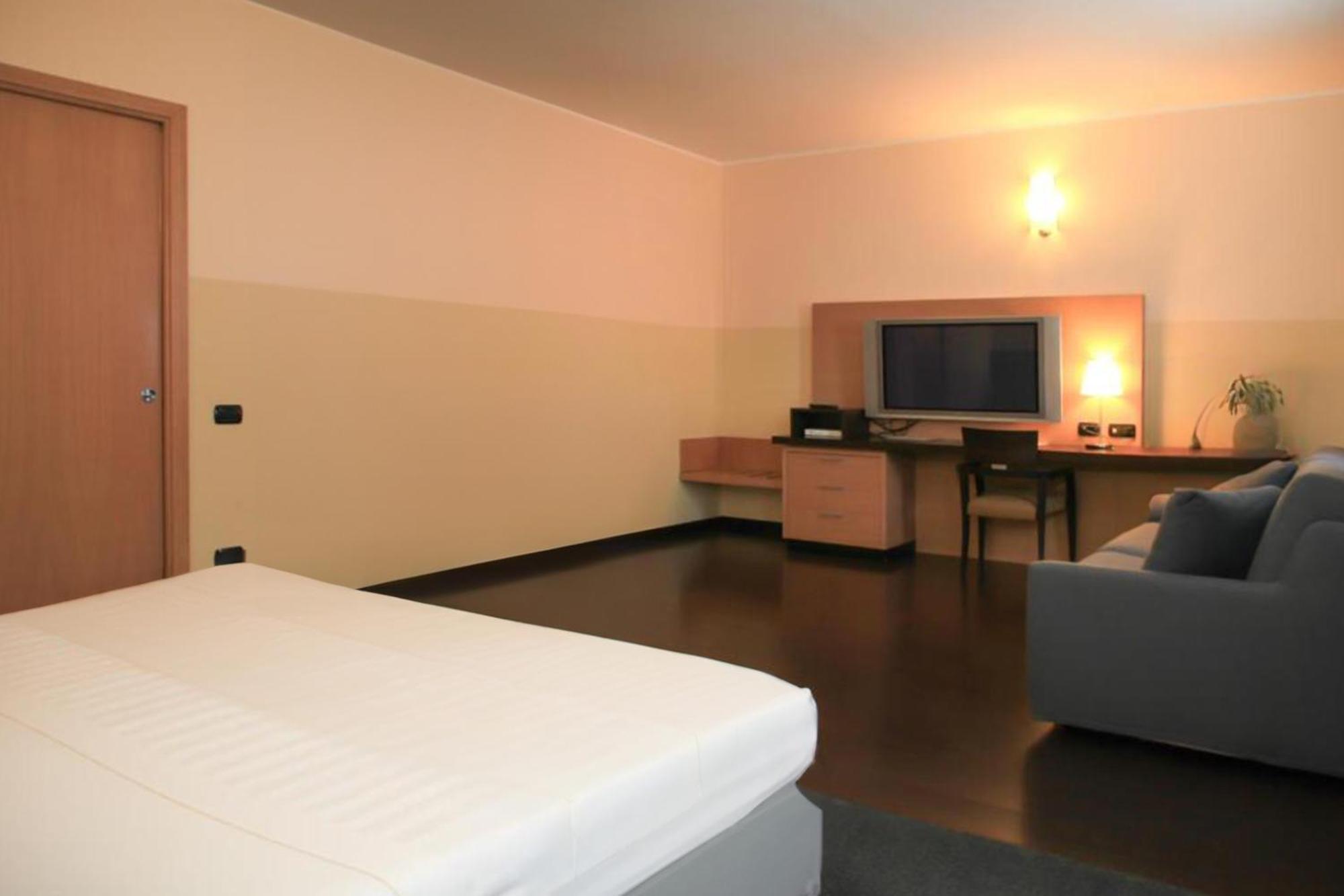 B&B Hotel Milano Cologno Studios コローニョ・モンツェーゼ エクステリア 写真
