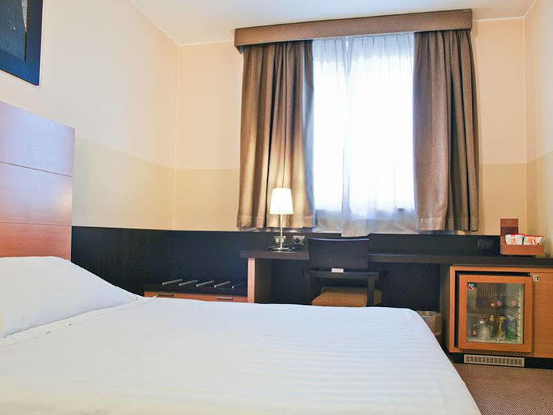 B&B Hotel Milano Cologno Studios コローニョ・モンツェーゼ エクステリア 写真