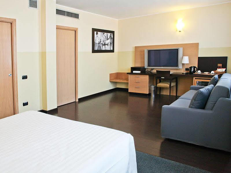 B&B Hotel Milano Cologno Studios コローニョ・モンツェーゼ エクステリア 写真